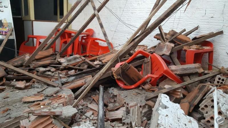 Telhado desaba, destrói bar e comerciante se salva por pouco
