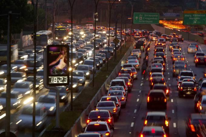 Paulistano passa, em média, 1 mês e meio no trânsito por ano