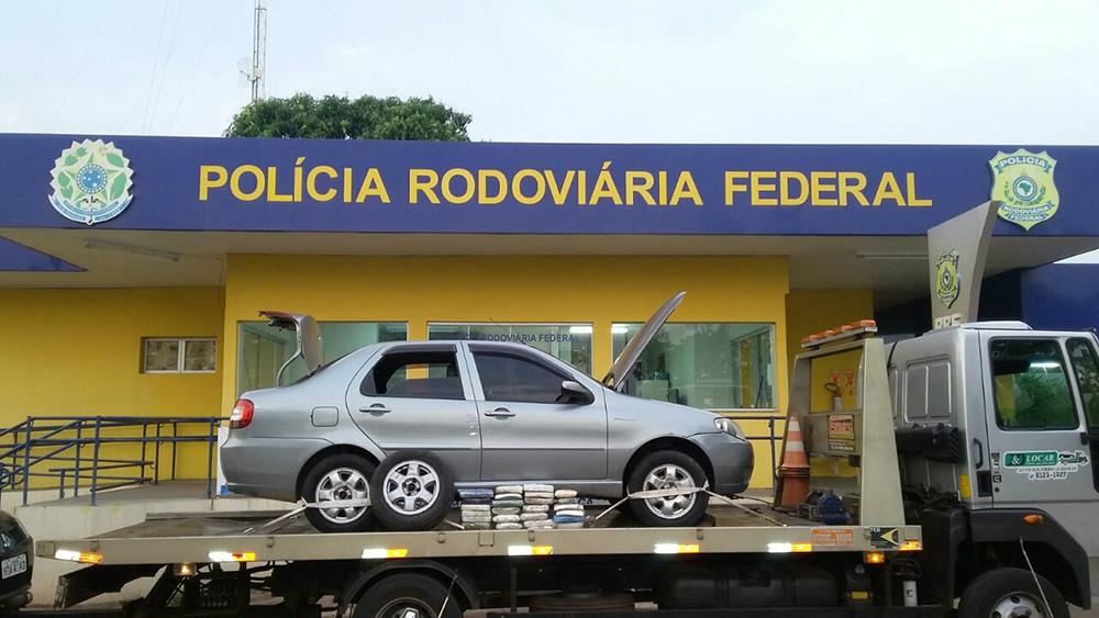 Polícia encontra carga de cocaína em veículo transportado por guincho