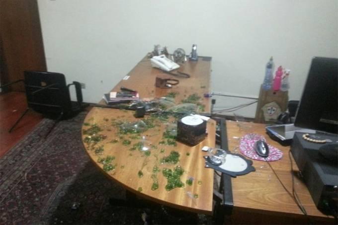 Torcedores da Portuguesa vandalizam Canindé após queda à Série D