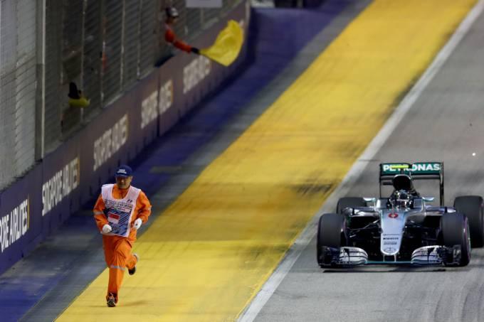 F1: Fiscal escapa de atropelamento no GP de Singapura