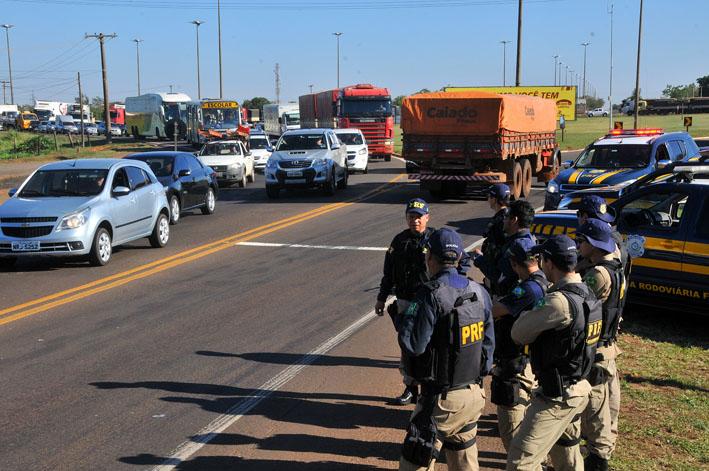 Catadores fecham BR-163 e causam congestionamento