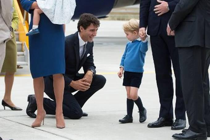 Vídeo: Príncipe George se nega a cumprimentar premiê do Canadá