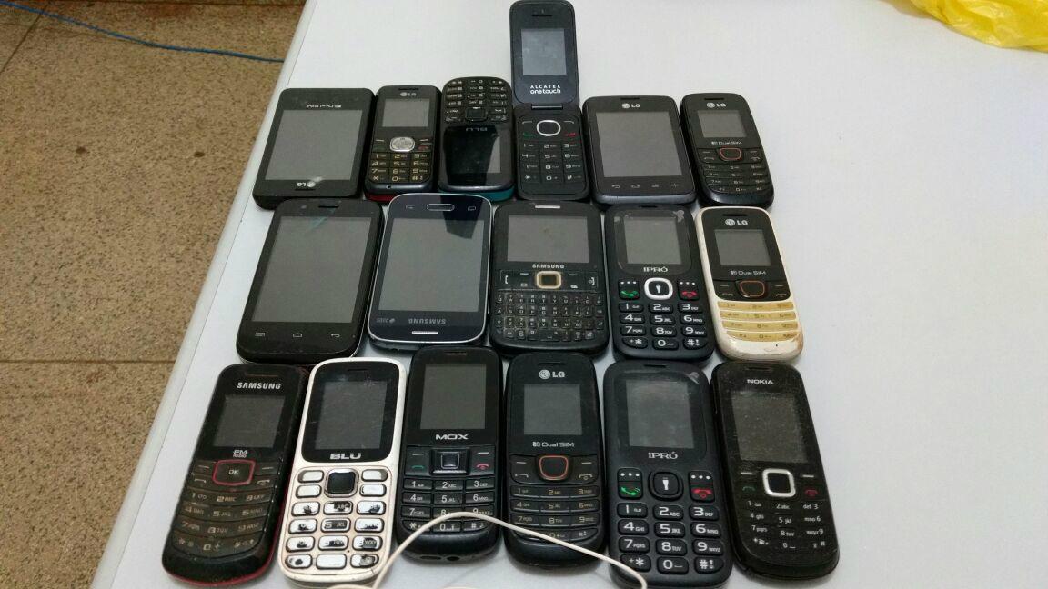 Polícia flagra 17 celulares que iriam para presos