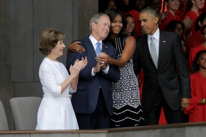 Michelle Obama abraça Bush e revela amizade improvável