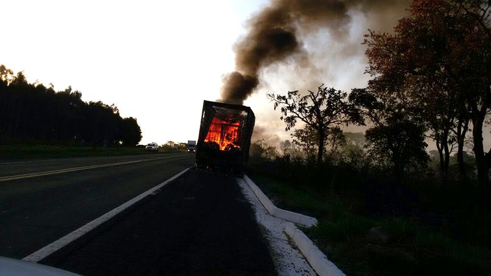 Carreta pega fogo quando seguia por rodovia de MS
