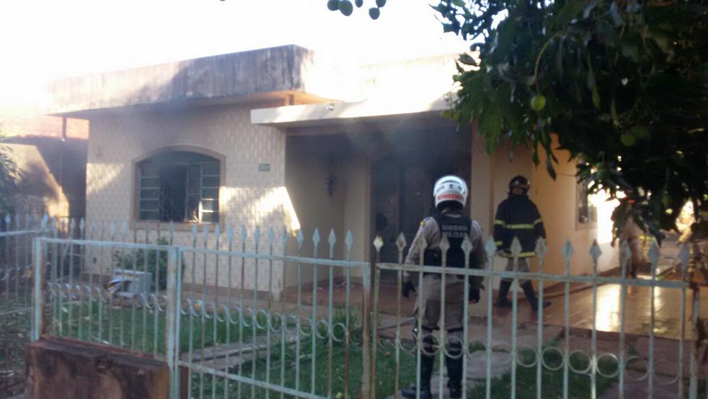 Sozinha em casa, criança de 7 anos pega boneca e fotos e escapa de incêndio