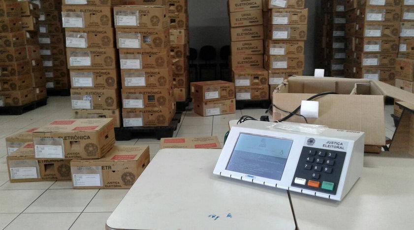 Urnas eletrônicas começam a ser distribuídas