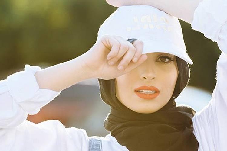 Mulher muçulmana posa de hijab para a Playboy americana