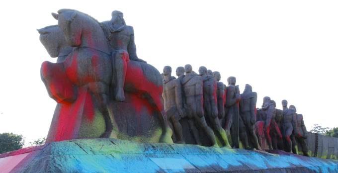 Monumentos amanhecem pichados em São Paulo
