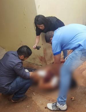 Mulher é morta a facadas e marido é encontrado dormindo em casa