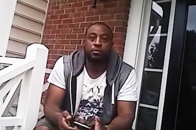 Vídeo: Homem negro é agredido por policial na varanda de casa
