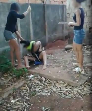 Adolescentes torturam menina com facão, martelo e a colocam em cova