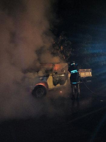 Caminhonete fica destruída em incêndio criminoso