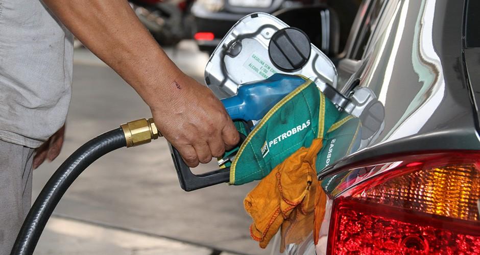 Consumidores e proprietários aguardam queda de preços