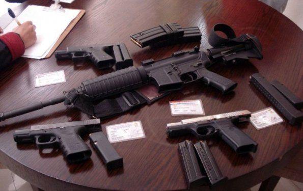 Quadrilha rende policiais e rouba metralhadoras