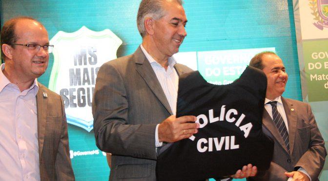 Governador entrega viaturas do Programa MS Mais Seguro