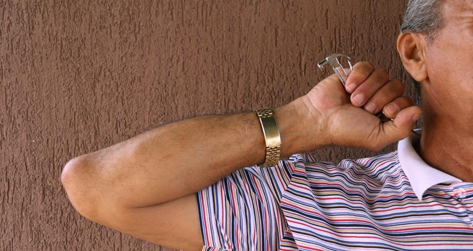 Homem é rendido enquanto varria calçada e carro é levado