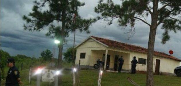 Policiais têm armas tomadas por grupo durante patrulhamento na fronteira