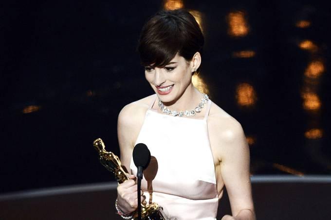 Anne Hathaway explica por que fingiu felicidade com Oscar