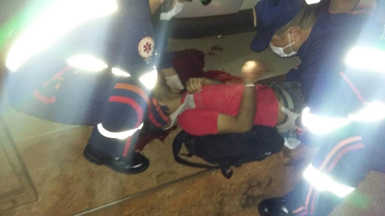 Jovem é baleado na cabeça enquanto conversava com amigos