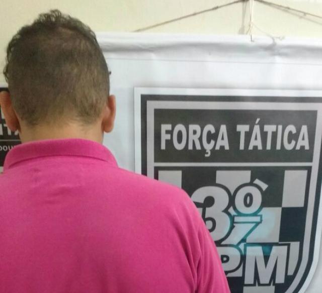 Jovem é detido por populares ao assaltar adolescente