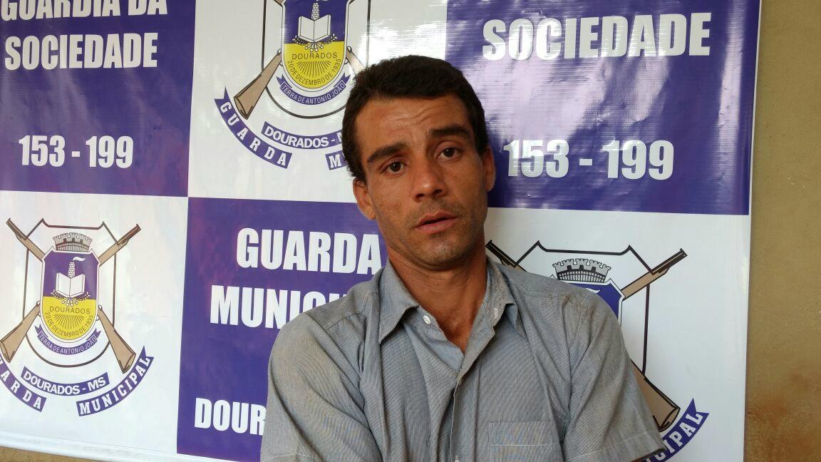 Homem é flagrado furtando fardo de roupas de caminhão