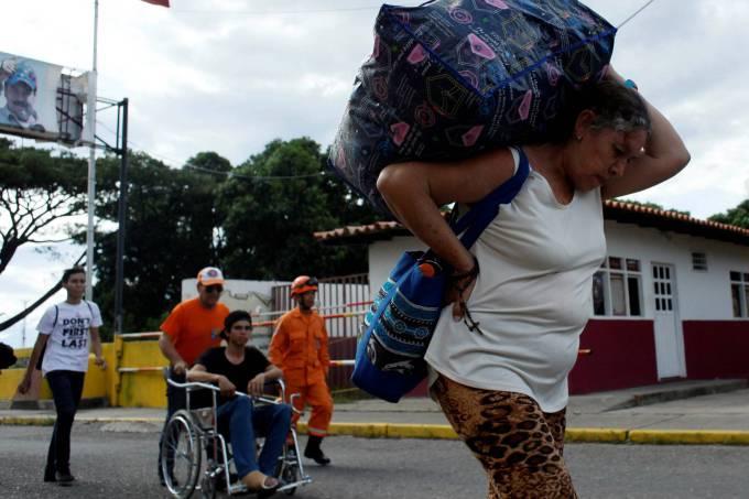 Venezuelanos pedem esmola em semáforos de Boa Vista