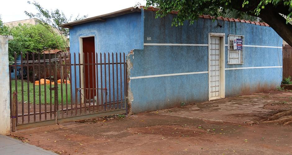 Mulher leva seis tiros na frente de casa