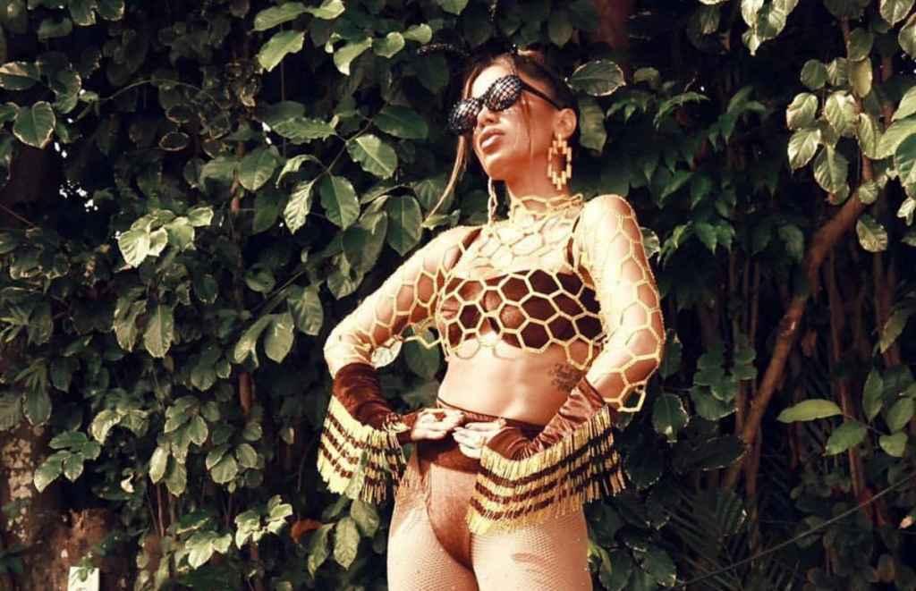 Anitta veste fantasia de abelha para trio em Salvador