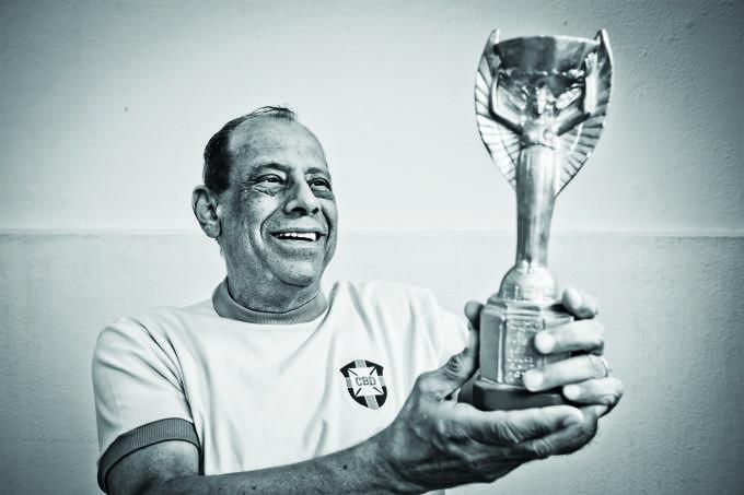 Atual elenco da seleção ignora morte de Carlos Alberto Torres