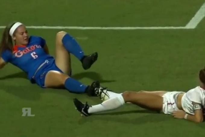 Nos EUA, jogadora comete pênalti com o cadarço