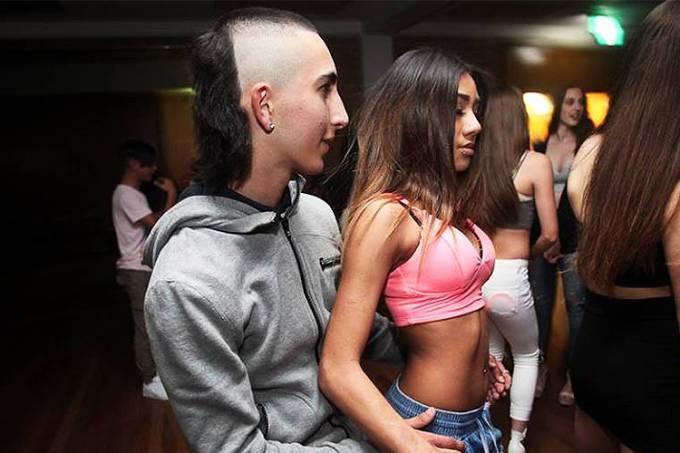Jovem processa jornais na Austrália por piadas com o seu cabelo