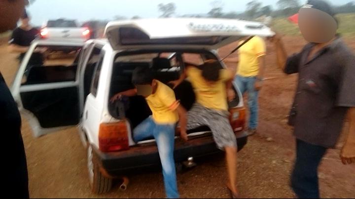 Empresa contratada transporta alunos em porta-malas