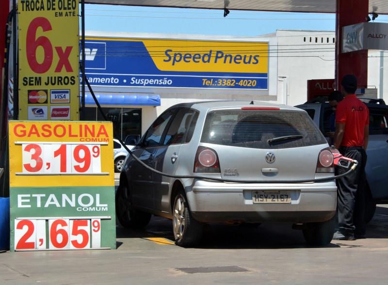 Gasolina sobe na capital e pode chegar R$ 4 no interior