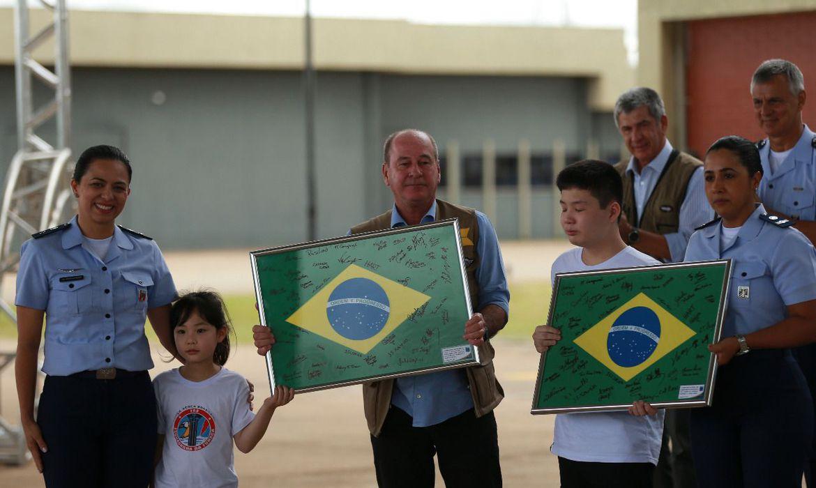 Brasileiros deixam quarentena na Base Aérea