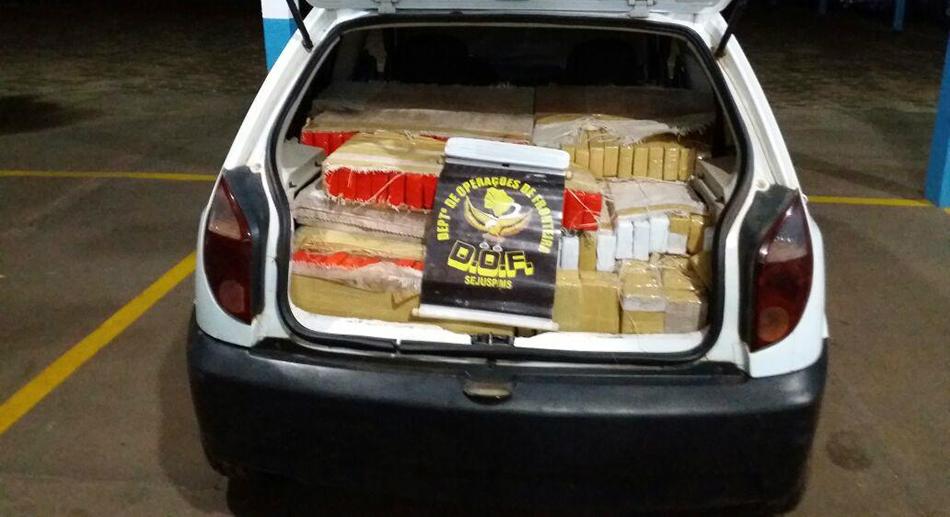 Dupla é presa em motel com mais de meia tonelada de maconha