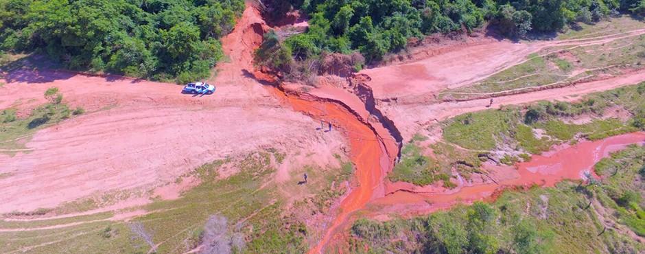 Fazendeiro desvia córrego, provoca erosões e destrói matas