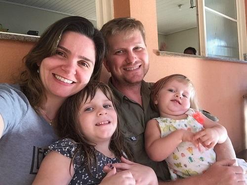Pais devem tomar cuidado com comida pronta para bebês
