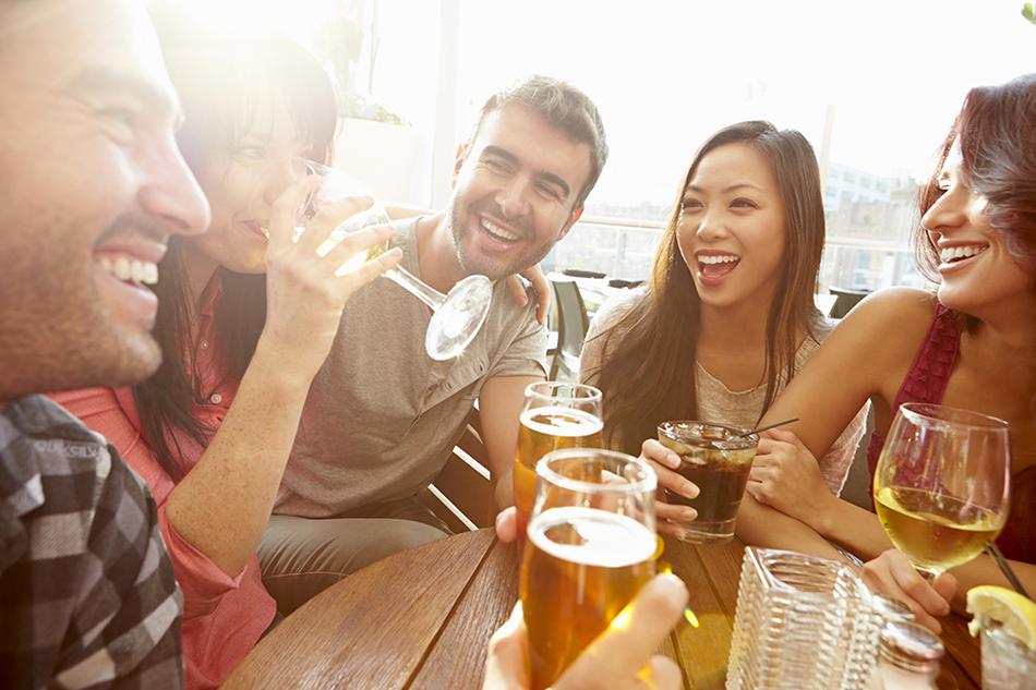 Sim, as mulheres estão bebendo tanto quanto os homens, diz estudo
