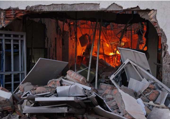 Grupo de assaltantes explode agência bancária no interior