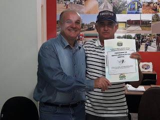 Prefeitura de Caracol entrega primeiras escrituras de imóveis sem documentos