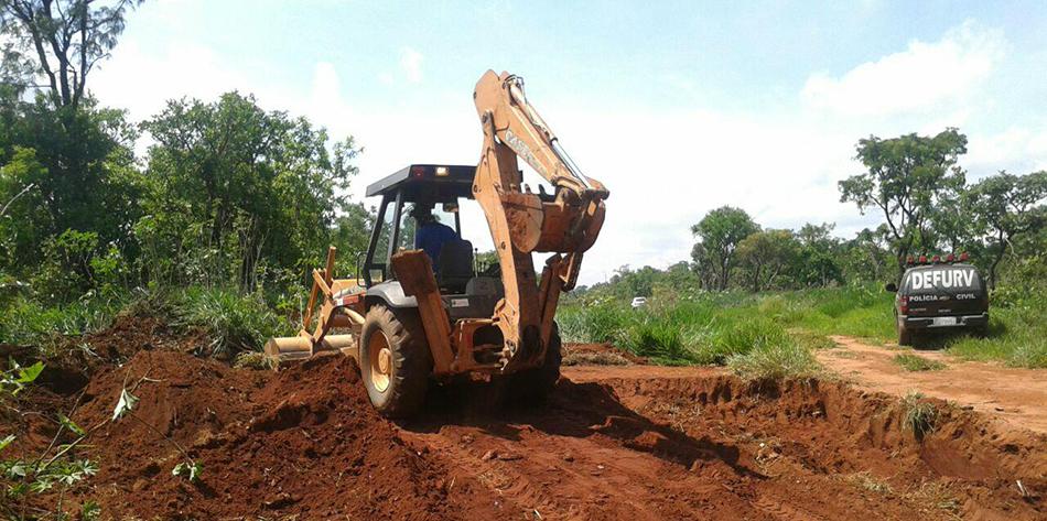 Polícia usa retroescavadeira em busca de corpo na Capital