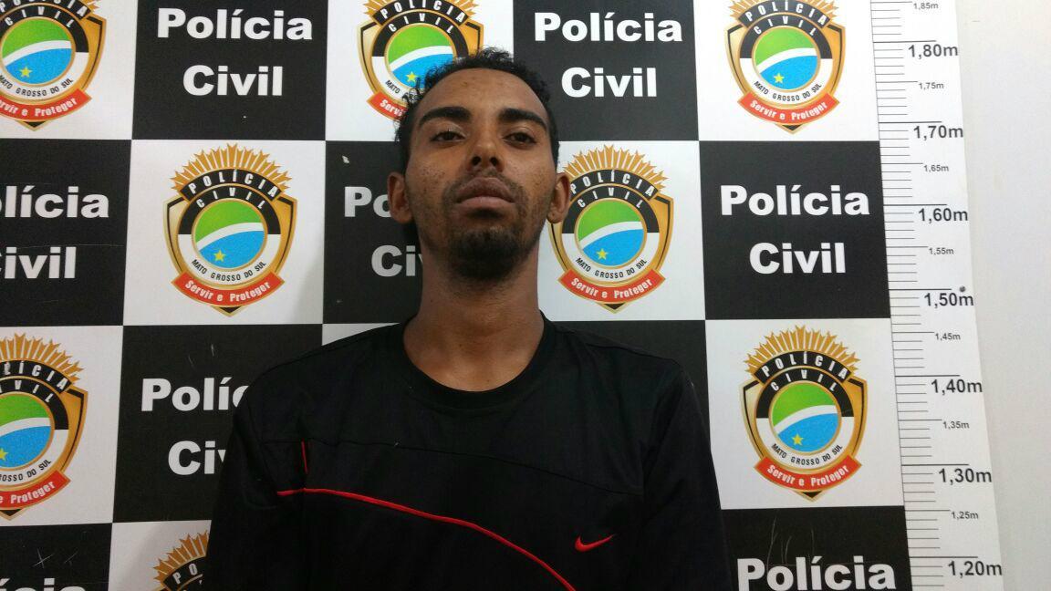 Homem é preso após furtar produtos dentro de caminhonete