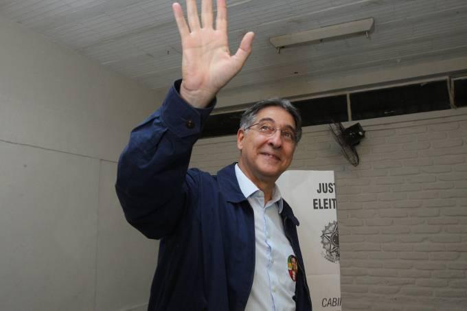 Após manobra, relator dá parecer contra investigação de Pimentel