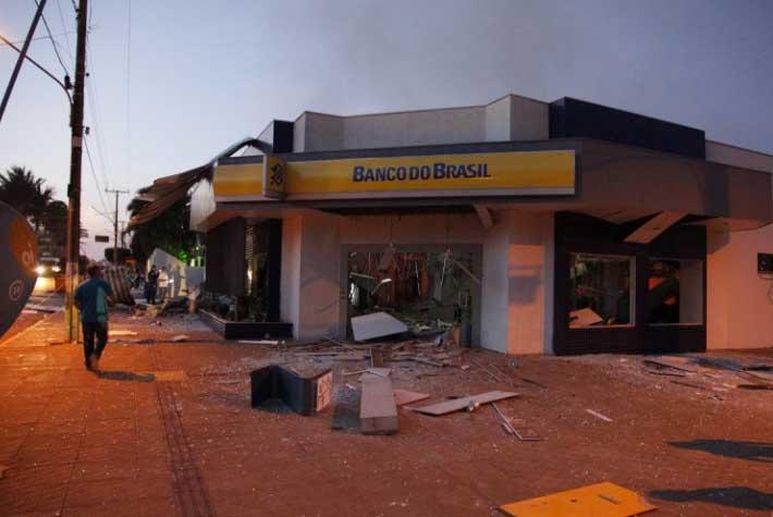 Grupo que destruiu banco com explosão levou R$ 50 mil, estima polícia