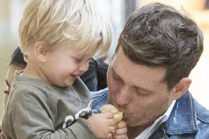 Com câncer, filho de Michael Bublé tem 90% de chances de cura