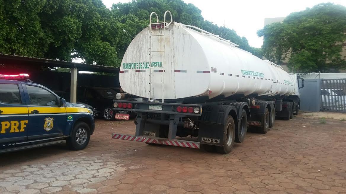 Homem é flagrado com 200 mil maços de cigarros em carreta