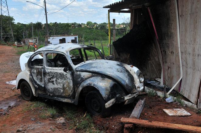 Após 2 semanas, garotos queimados em Fusca continuam no CTI