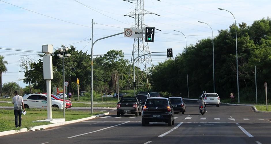 Taxista é assaltado ao parar em semáforo